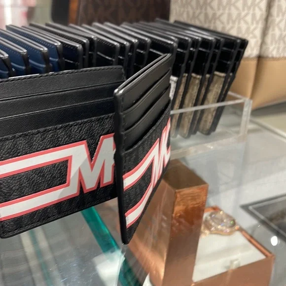 MICHAEL KORS MENS
Cooper Graphic Logo Tall Card Case
Style# 36S3LCOD2B
PINK - Picture 13 of 16